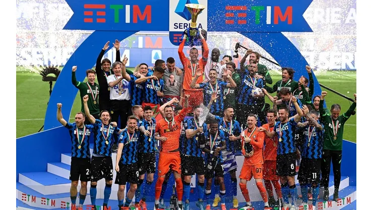 Alexis, Vidal e Inter levantaron la copa de campeón en la Serie A.