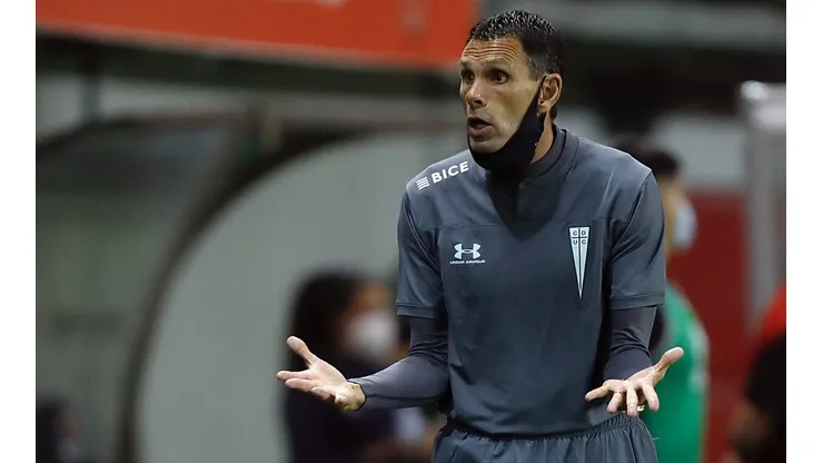 Gustavo Poyet no está conforme con el desempeño de Universidad Católica desde su llegada