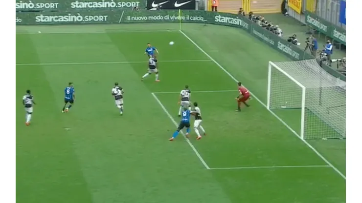 Alexis intentó un gol y terminó con un pase nunca antes visto