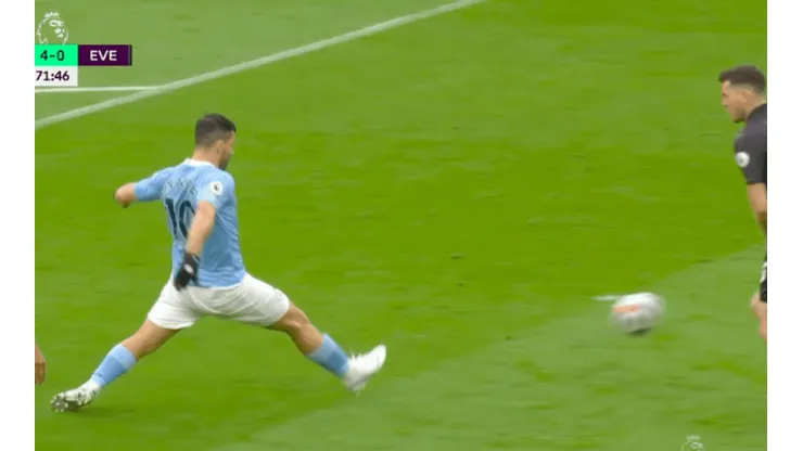 Agüero anotó un doblete ante Everton en su despedida del City