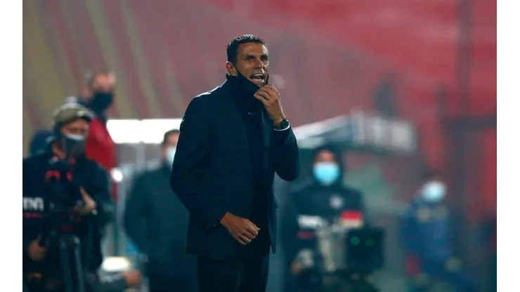 Gustavo Poyet hizo una fuerte acusación contra el juez de línea