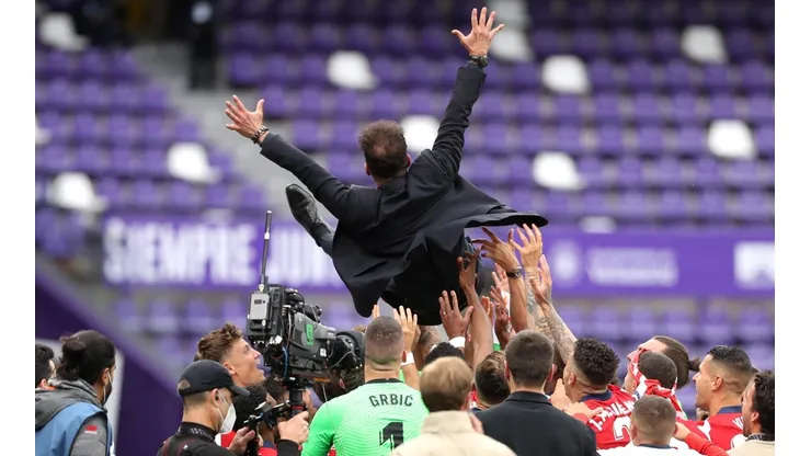 El Cholo celebrando con sus jugadores