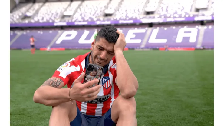 Luis Suárez se emocionó frente al celular tras coronarse campeón de La Liga con Atlético Madrid.
