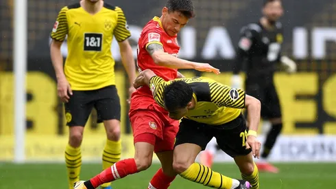 Charles Aránguiz y Bayer no pudieron ante el Dortmund y Haaland en la última fecha de la Bundesliga.
