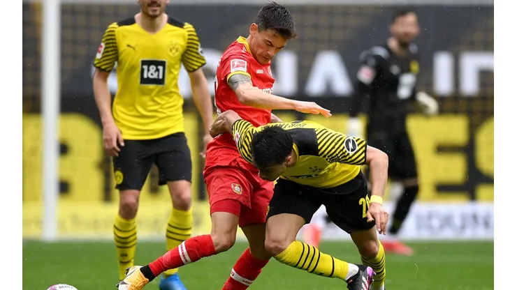 Charles Aránguiz y Bayer no pudieron ante el Dortmund y Haaland en la última fecha de la Bundesliga.