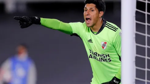 Enzo Pérez defendiendo el arco de River