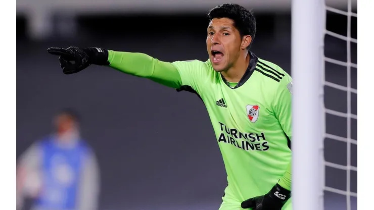 Enzo Pérez defendiendo el arco de River