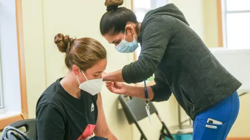 Más de 400 atletas chilenos han tenido prioridad en el plan de vacunación.