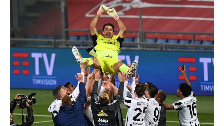 Gianluigi Buffon fue homenajeado por sus compañeros de Juventus tras la final de Copa Italia.
