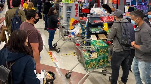 PUERTO MONTT Personas realizan compras en supermercado