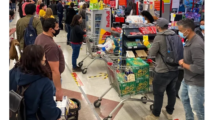 PUERTO MONTT Personas realizan compras en supermercado
