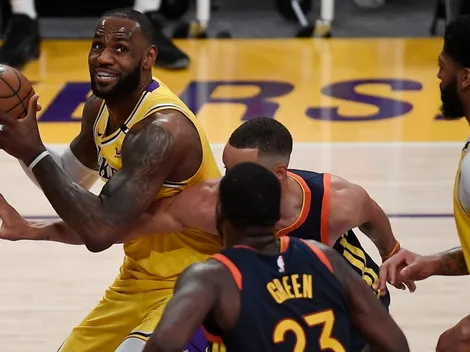 LeBron mete un triple desde Saturno y clasifica a los Lakers