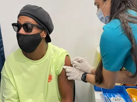 Ronaldinho se vacuna en Dubái contra el coronavirus