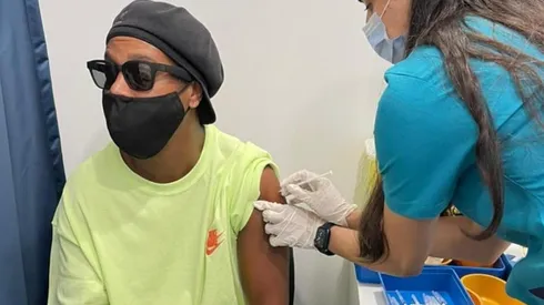 Ronaldinho cumplió con la vacuna contra el coronavirus