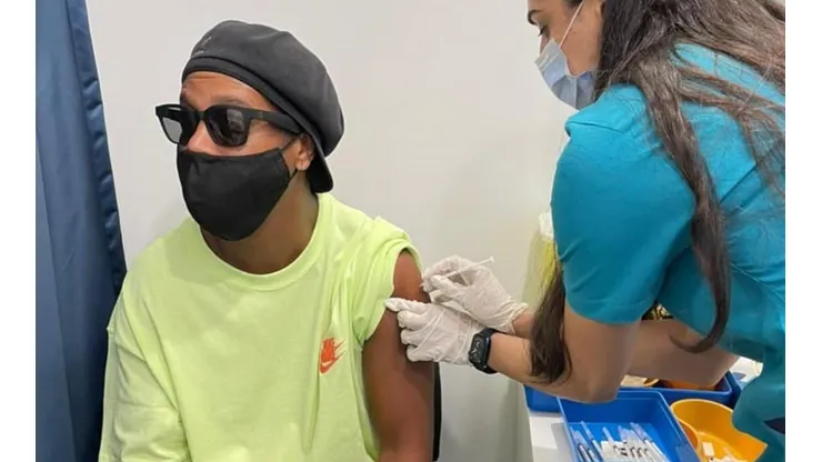 Ronaldinho cumplió con la vacuna contra el coronavirus