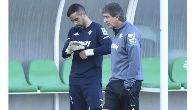 Claudio Bravo recibe indicaciones de Manuel Pellegrini