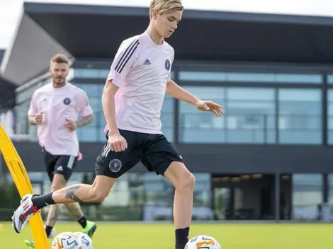 Así de bien le pega a los tiros libres el hijo de David Beckham