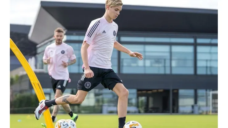 Romeo Beckham entrena con cierta frecuencia junto a su padre.