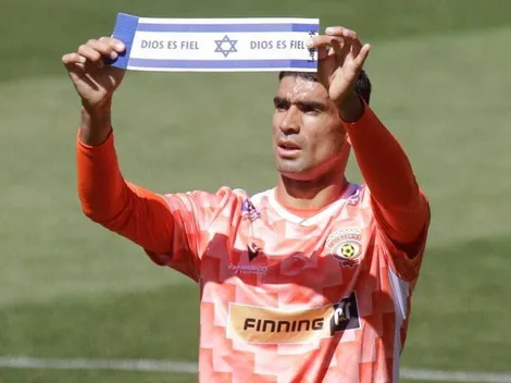 Delantero de Cobreloa celebra con un beso a la bandera de Israel
