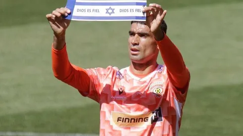 Escalante mostrando la bandera de israel