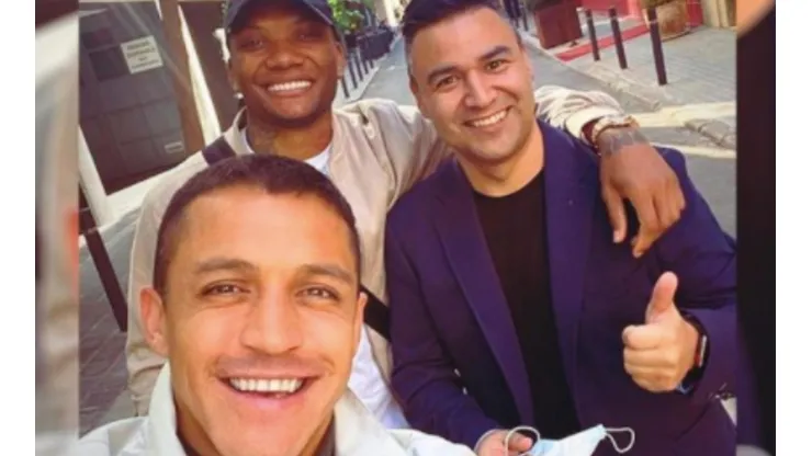 Alexis, Junior y el abogado Inostroza disfrutan de los placeres en Barcelona.