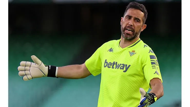 Claudio Bravo, un espectador de lujo y destacado en el Real Betis.
