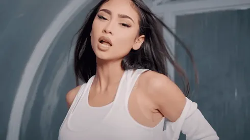 Paloma Mami en el videoclip de Qué Wea.