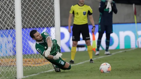 Gabriel Arias atajó un penal en la definción ante Vélez