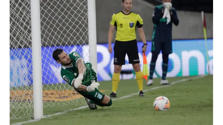 Gabriel Arias atajó un penal en la definción ante Vélez