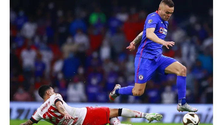 Claudio Baeza recibió una tarjeta amarilla ante Cruz Azul.