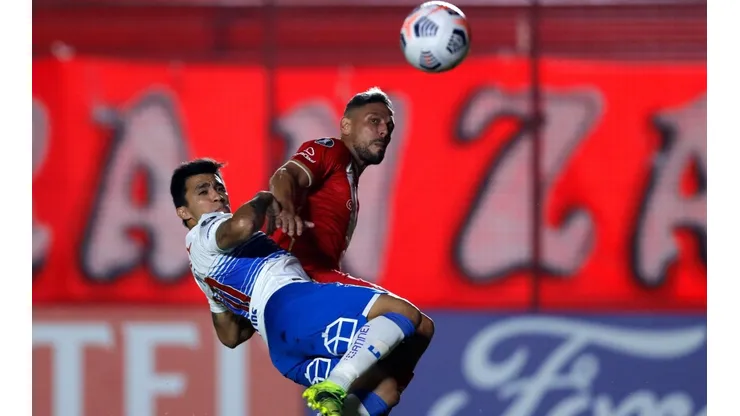 Edson Puch fue expulsado ante Argentinos Juniors y Poyet piensa en su reemplazo