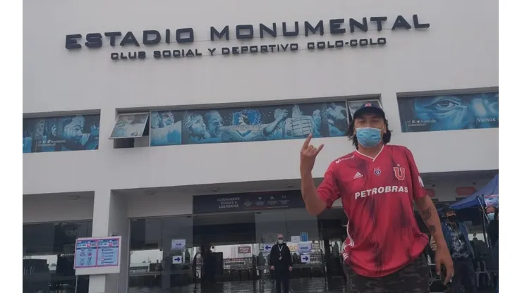 Hincha de la U apareció con la polera del equipo en el Monumental