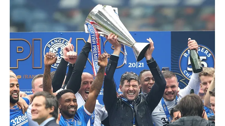 Steven Gerrard alzó el título como campeón de Escocia con el Rangers.