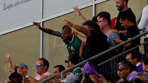 Arturo Vidal está constantemente preocupado de lo que pasa con Rodelindo Román