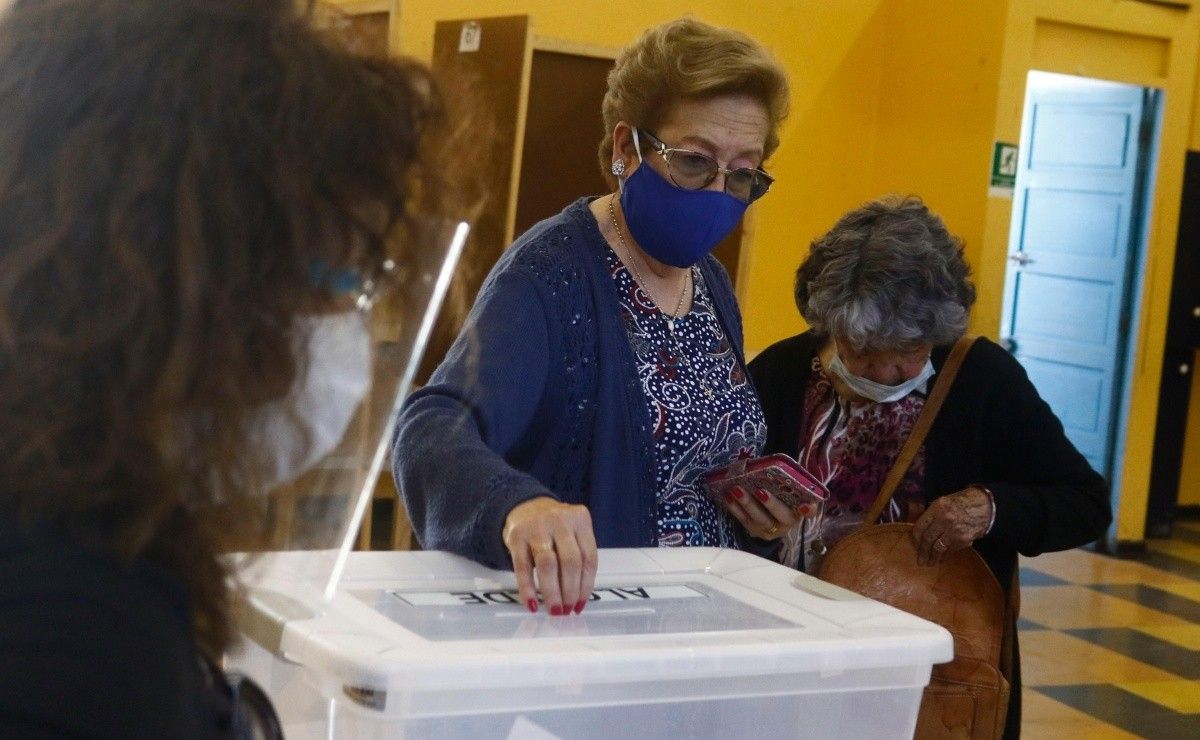 Elecciones de Chile 2021 | Adulto mayor: ¿Cuál es el horario ...