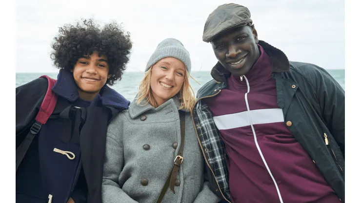 Etan Simon, Ludivine Sagnier y Omar Sy en el set de Lupin.