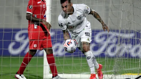 Golazo de Vargas; triunfo y clasificación temprana de Atlético Mineiro en Copa Libertadores.