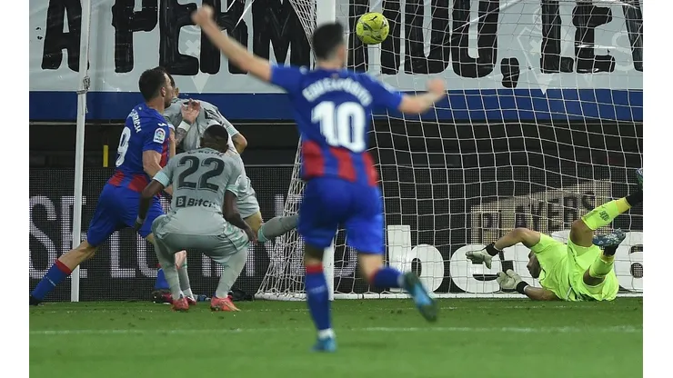 Claudio Bravo, una brillante contra Eibar y una mala en el Real Betis.
