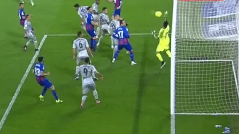 Bravo sacó un balón de la línea ante el Eibar