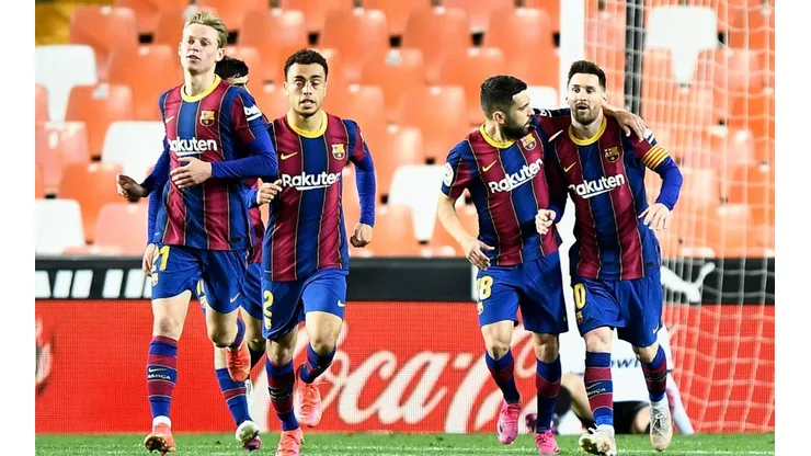Lionel Messi, si decide quedarse en Barcelona, jugará con su amigo Sergio Agüero