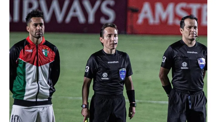 Esta fue la chaqueta con la que Palestino salió al terreno de juego.