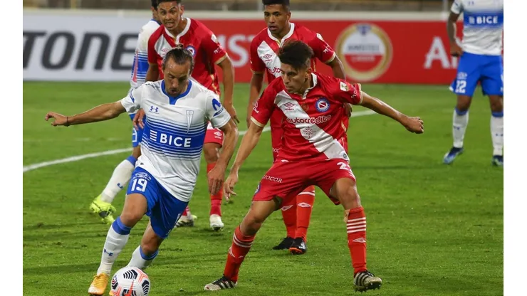 Universidad Católica cayó con Argentinos Juniors en San Carlos de Apoquindo.