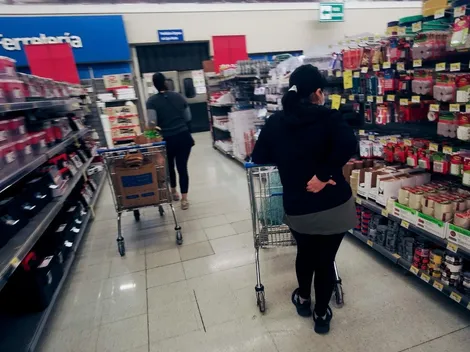 ¿Hasta qué hora funcionan los supermercados?