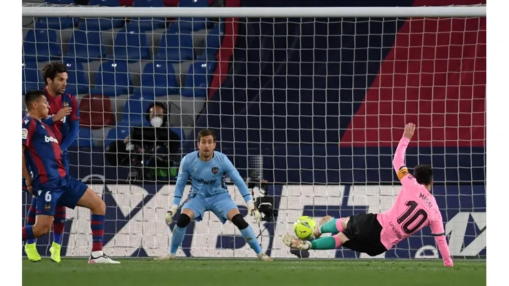 La tijera a nivel del suelo de Messi y un golazo contra Levante en el Barcelona.