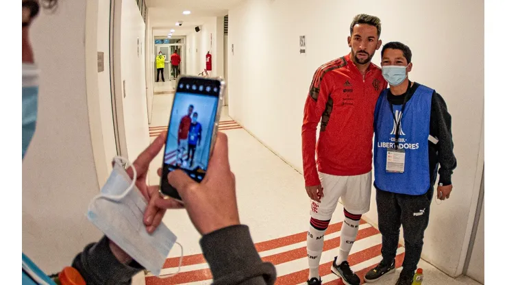 Mauricio Isla fue la atracción del duelo entre Flamengo y Unión La Calera en el estadio Nicolás Chahuán, su primer partido a nivel de clubes en suelo chilenom