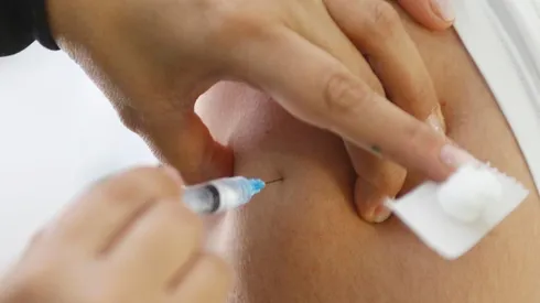 Los centros vacunatorios recibirán a las personas para su primera y segunda dosis.