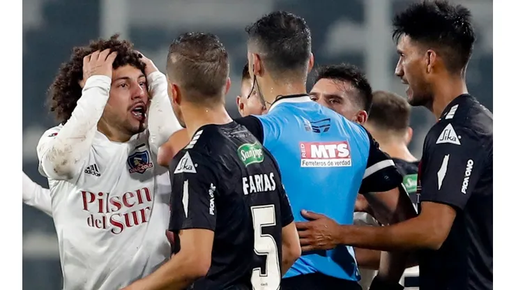 Fernando Véjar informa que no sancionará penal y los colocolinos se sacan los pelos. Después hubo incidentes en la zona de vestuarios.