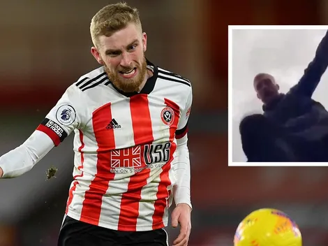 Filman a jugador de la Premier agrediendo a un burlesco transeúnte