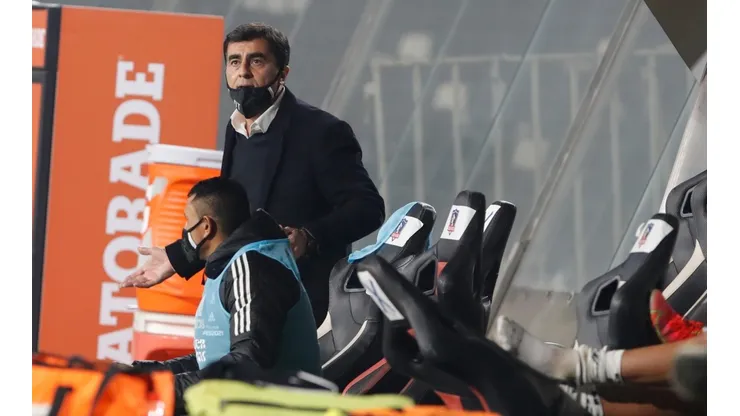 Gustavo Quinteros fue expulsado por revisar jugadas en una tablet y luego reclamar