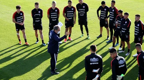 Los seleccionados nacionales escuchan atentamente a Martín Lasarte